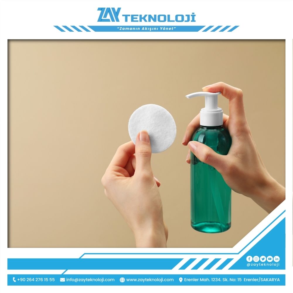 ZAY TEKNOLOJİ makyaj temizleme suyu dolum makinesi, otomatik dolum işlemi gerçekleştirirken.