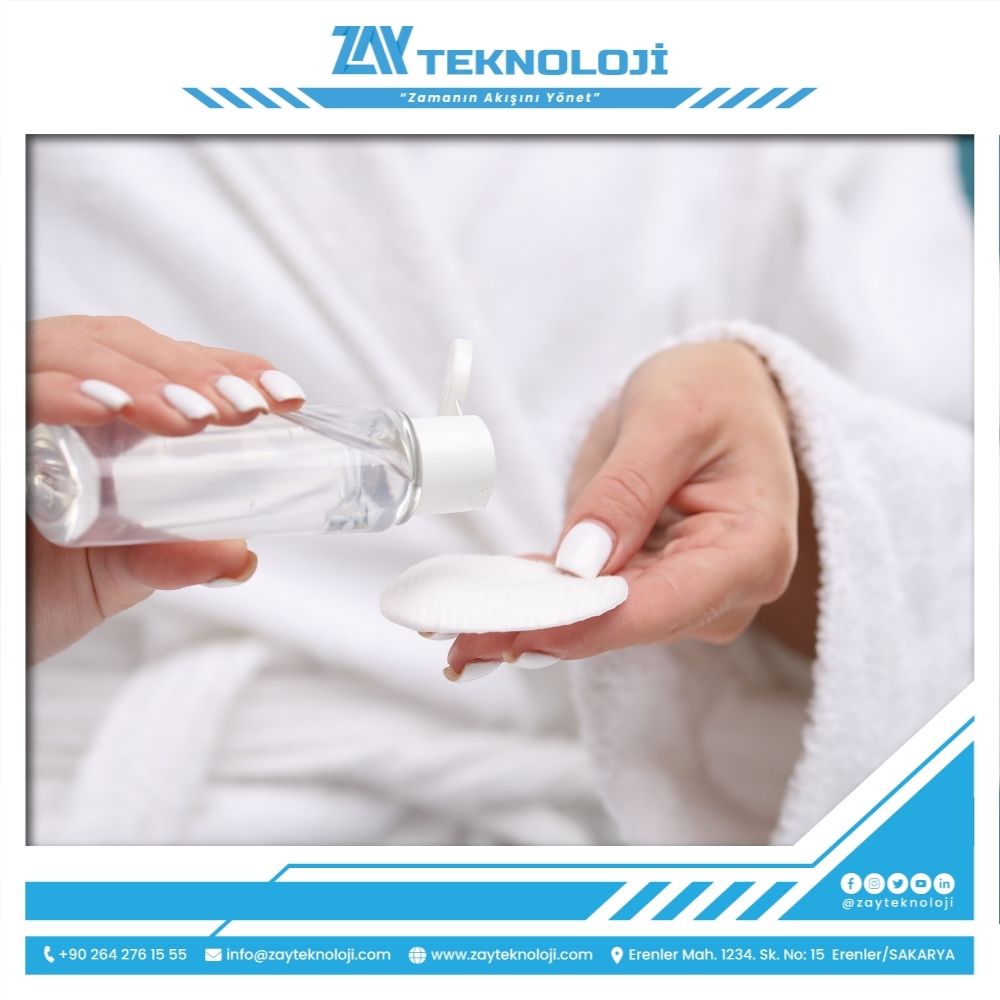 ZAY TEKNOLOJİ’nin yüksek performanslı makyaj temizleme suyu dolum makinesi üretim hattında çalışırken.