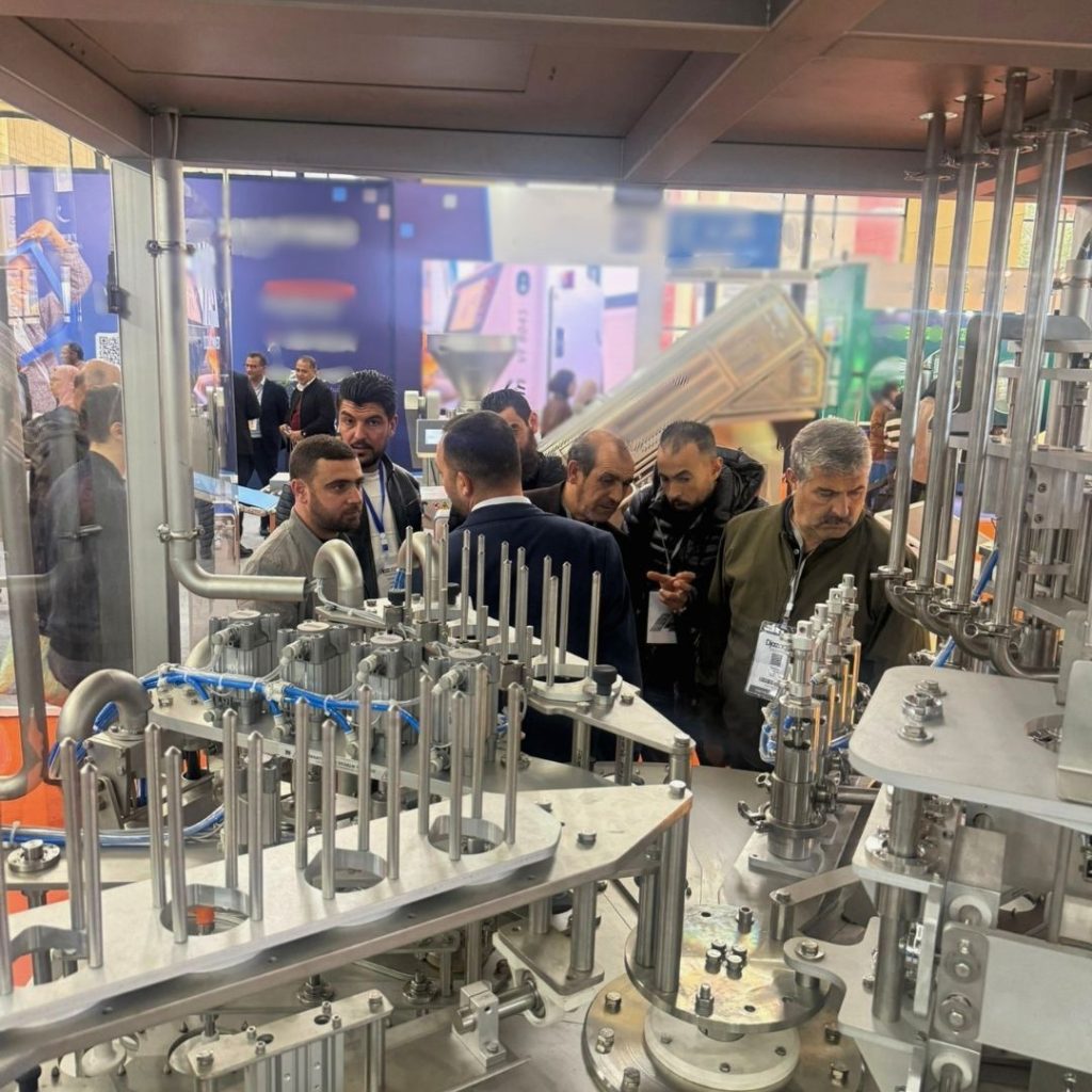 DJAZAGRO 2026 sonrası ZAY Teknoloji ekibi ziyaretçilere makine tanıtımı yaparken