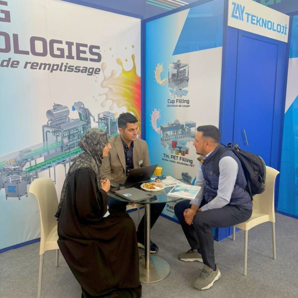 DJAZAGRO 2026 sonrası ZAY Teknoloji ekibi müşterilerle masa başında görüşüyor