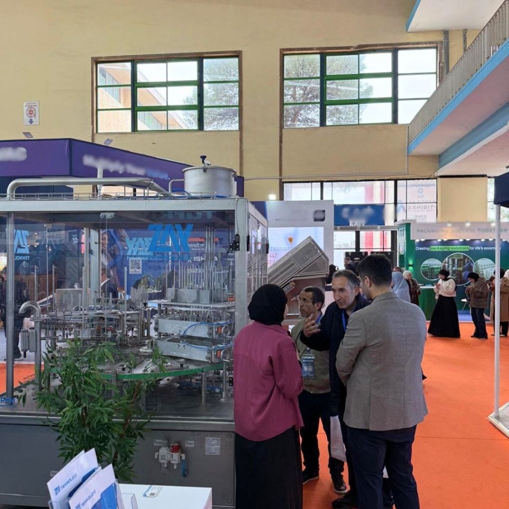 DJAZAGRO 2026 sonrası ZAY Teknoloji ekibi makine başında bilgilendirme yapıyor